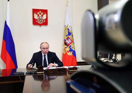 Президент РФ В. Путин провел встречу с главой Удмуртии А. Бречаловым