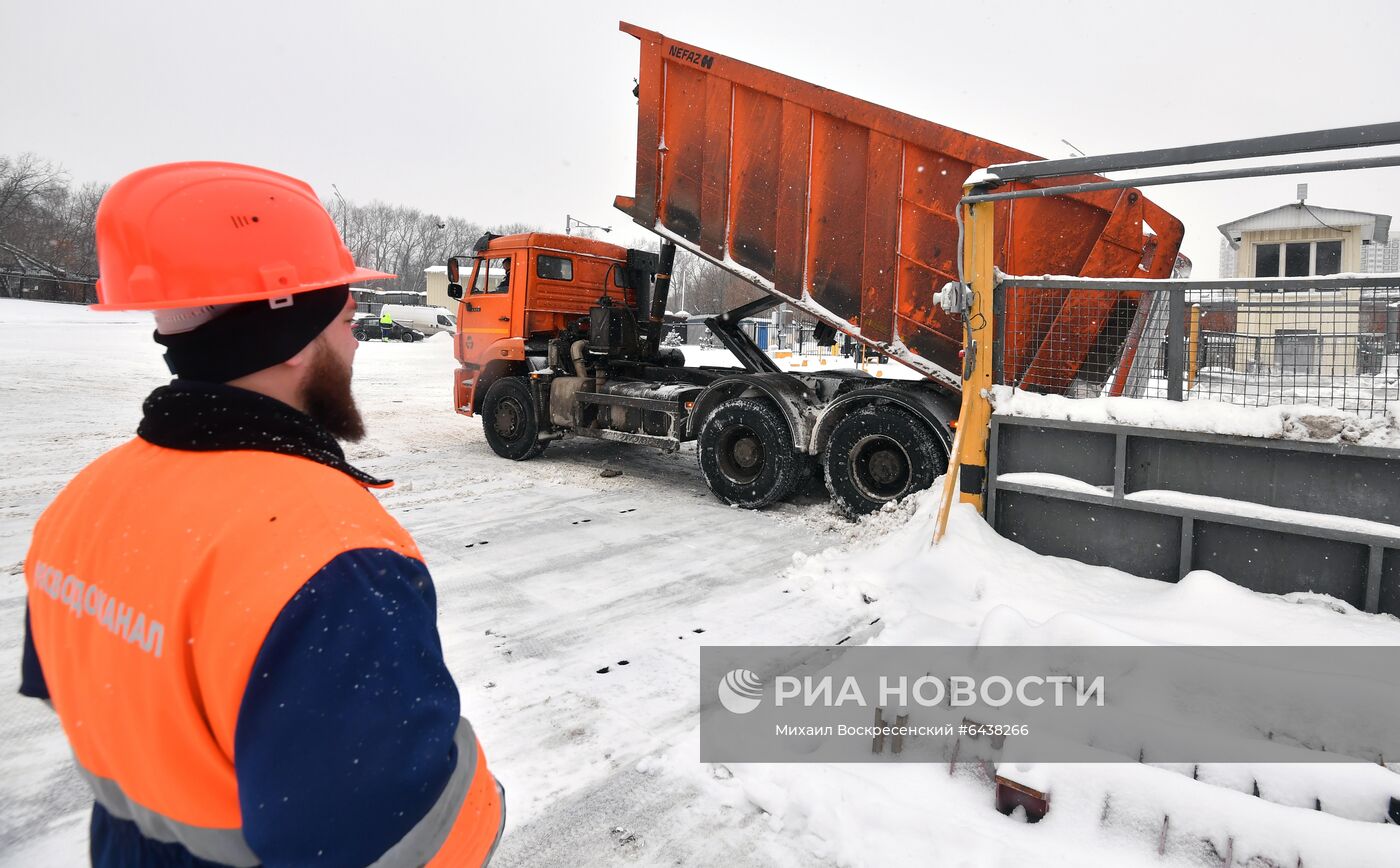 Работа снегоплавильных пунктов в Москве
