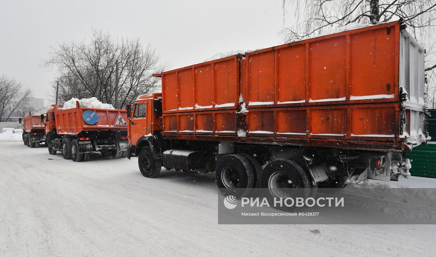 Работа снегоплавильных пунктов в Москве