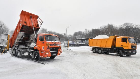 Работа снегоплавильных пунктов в Москве