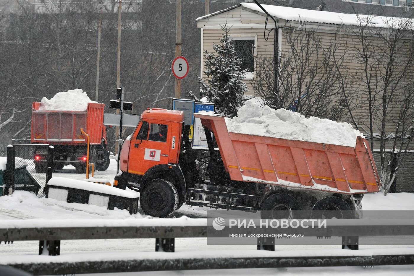 Работа снегоплавильных пунктов в Москве