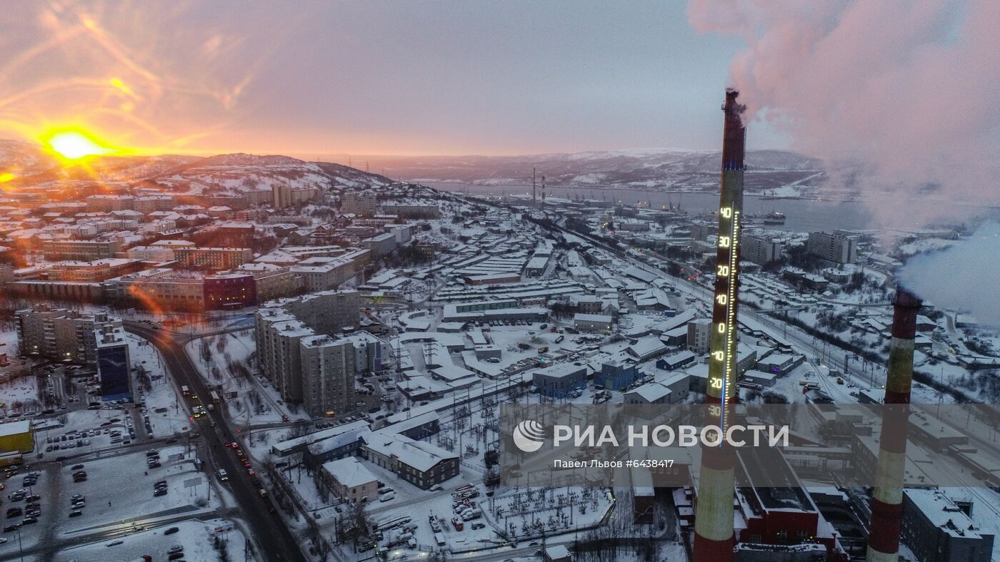 Термометр на трубе Мурманской ТЭЦ