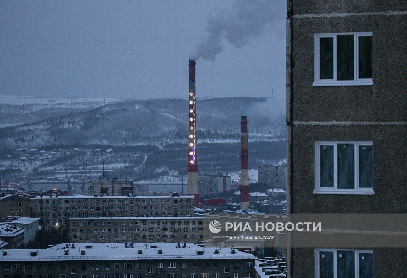 Термометр на трубе Мурманской ТЭЦ