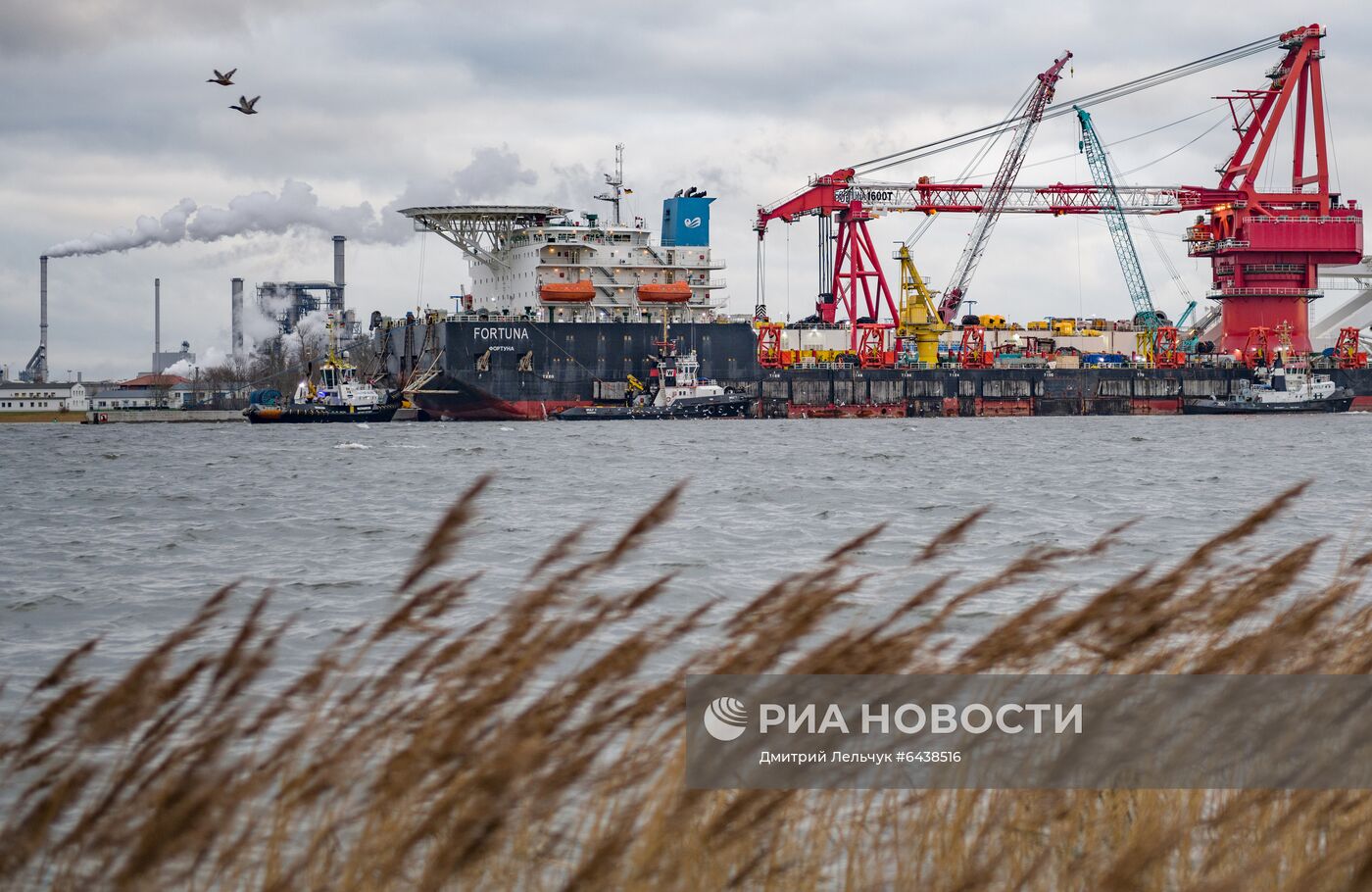 Судно-трубоукладчик "Фортуна" покидает порт Висмар