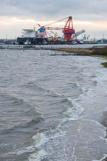 Судно-трубоукладчик "Фортуна" покидает порт Висмар