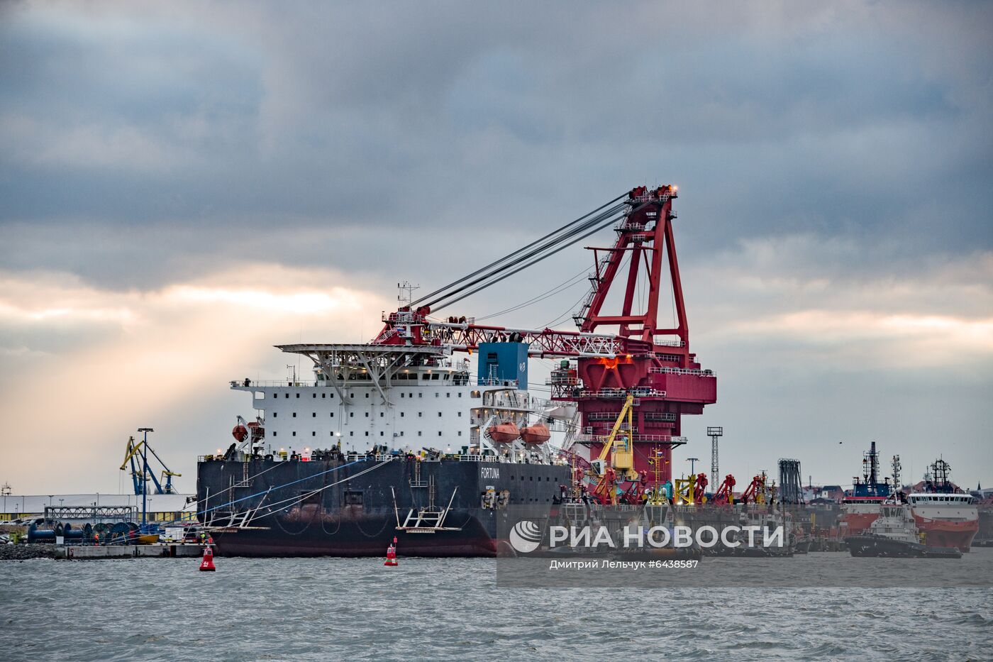 Судно-трубоукладчик "Фортуна" покидает порт Висмар