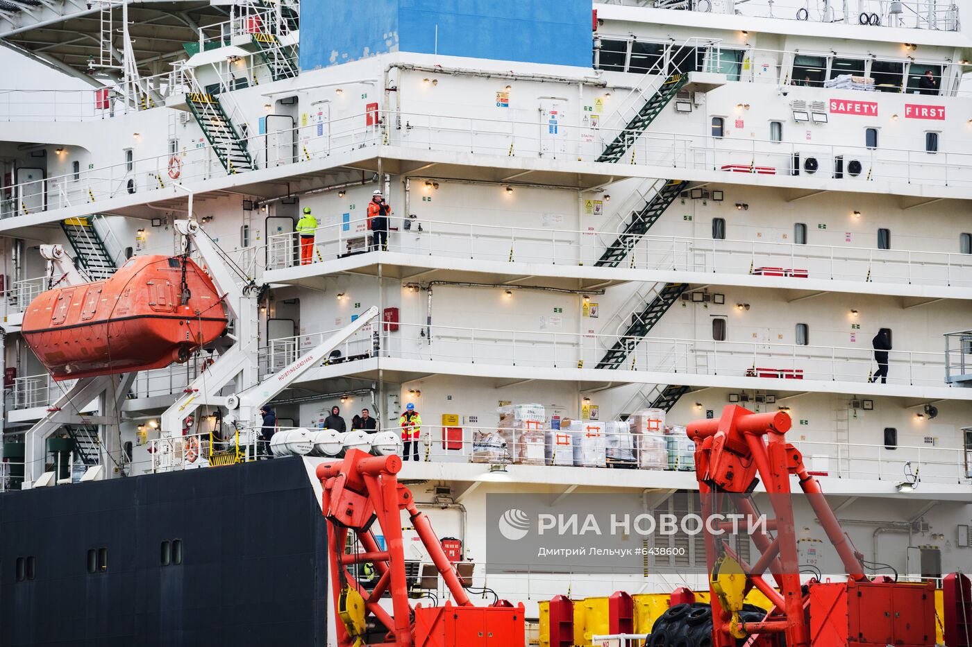 Судно-трубоукладчик "Фортуна" покидает порт Висмар