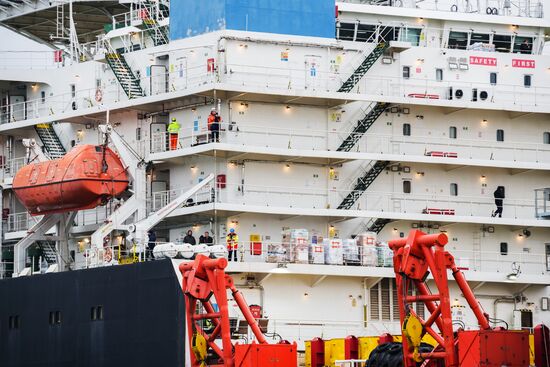 Судно-трубоукладчик "Фортуна" покидает порт Висмар