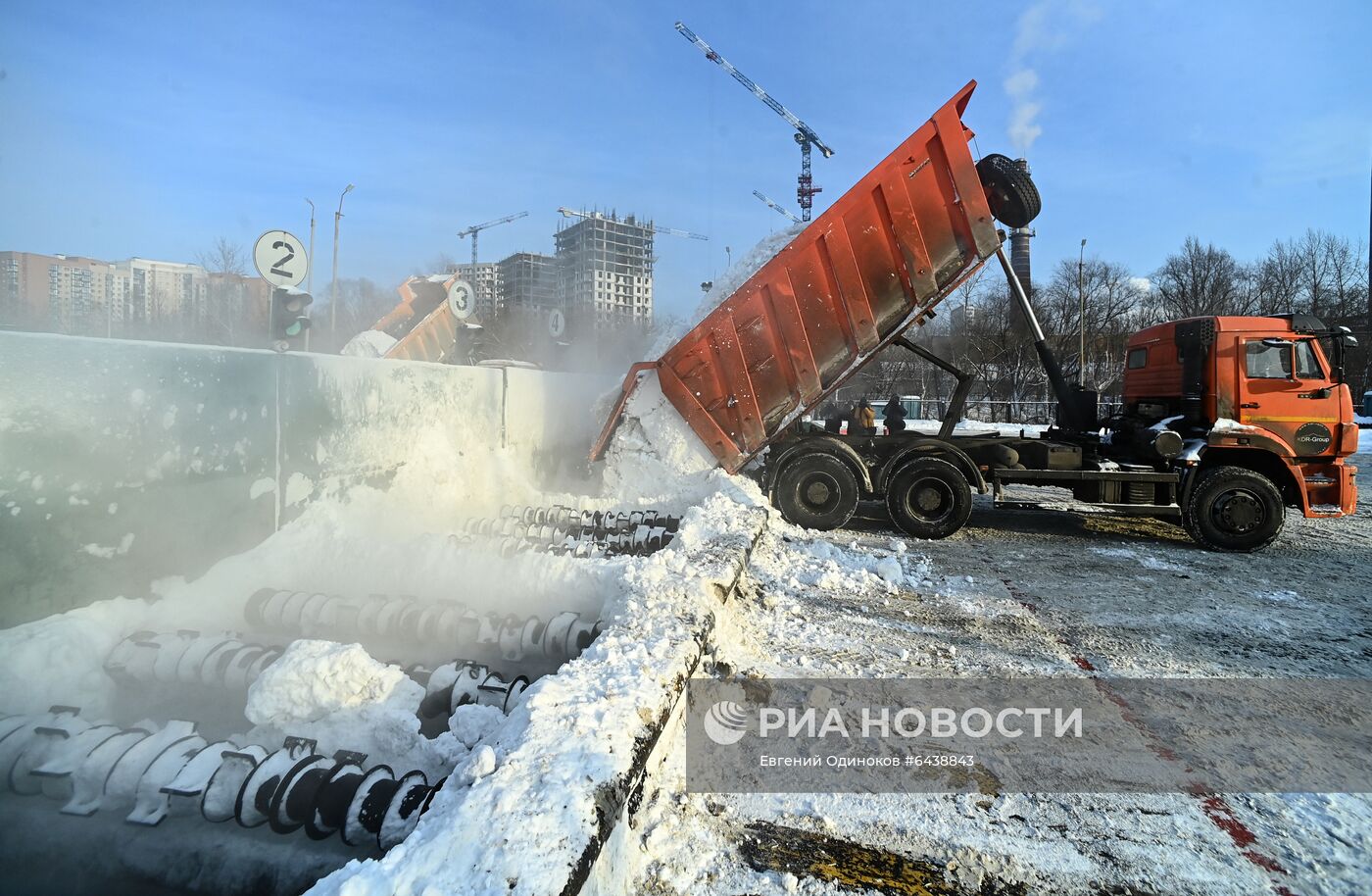 Работа снегоплавильного пункта в Москве 