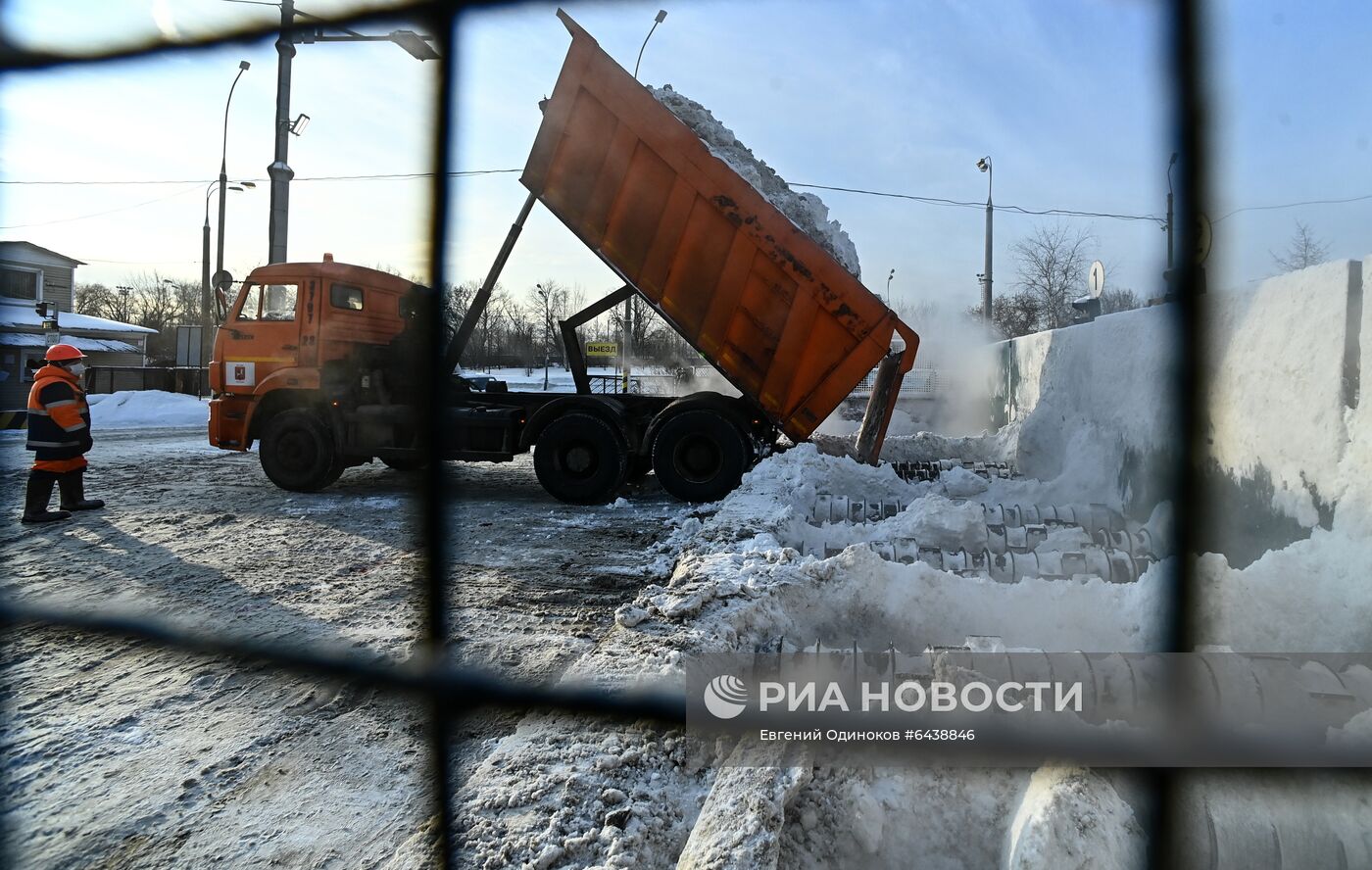 Работа снегоплавильного пункта в Москве