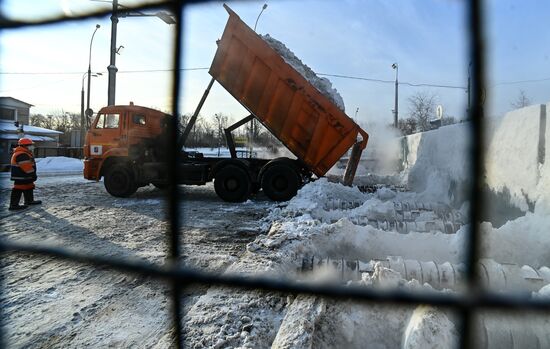 Работа снегоплавильного пункта в Москве 
