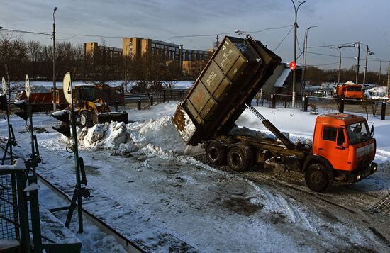 Работа снегоплавильного пункта в Москве