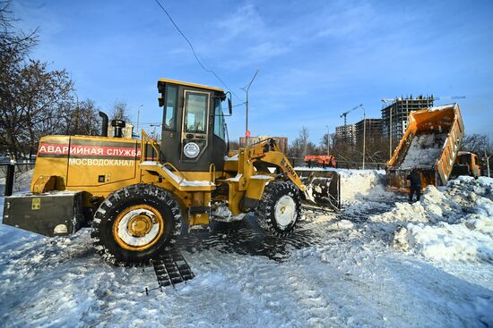 Работа снегоплавильного пункта в Москве