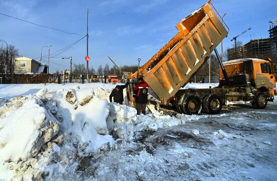 Работа снегоплавильного пункта в Москве