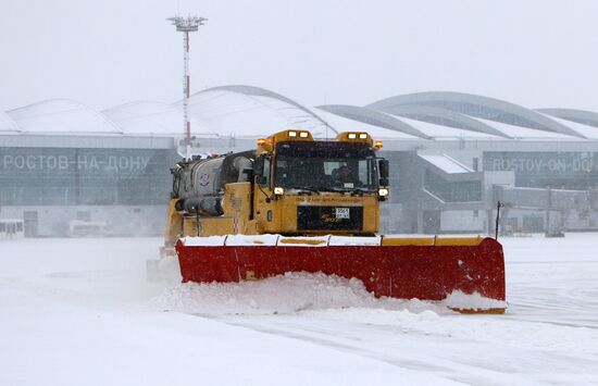 Уборка снега в аэропорту Ростова-на-Дону