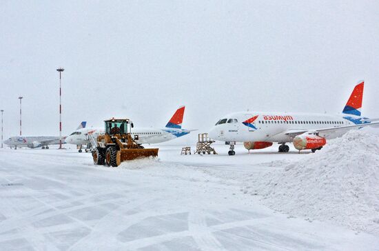 Уборка снега в аэропорту Ростова-на-Дону