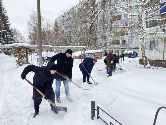 Уборка снега чиновниками в Пензе