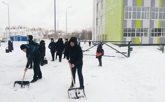 Уборка снега чиновниками в Пензе