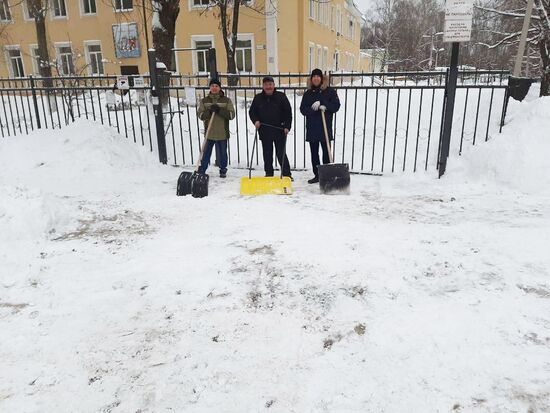 Уборка снега чиновниками в Пензе