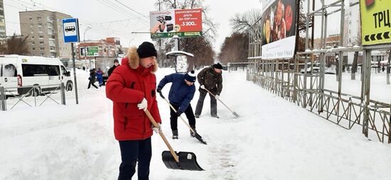 Уборка снега чиновниками в Пензе