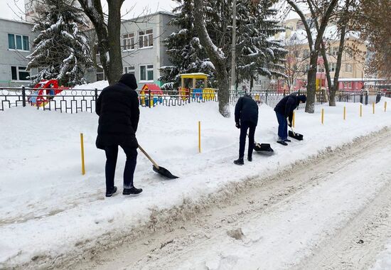 Уборка снега чиновниками в Пензе