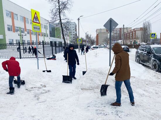 Уборка снега чиновниками в Пензе