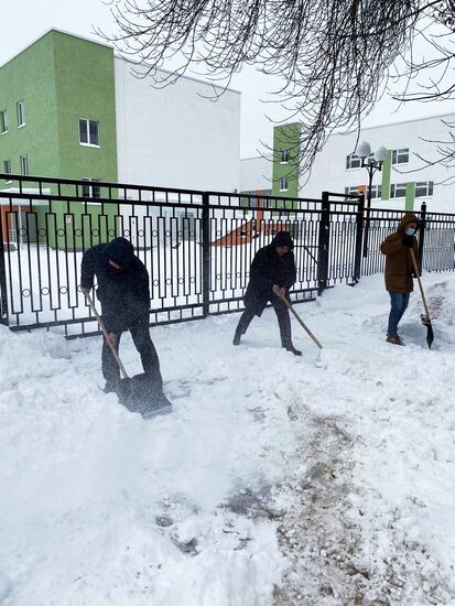 Уборка снега чиновниками в Пензе