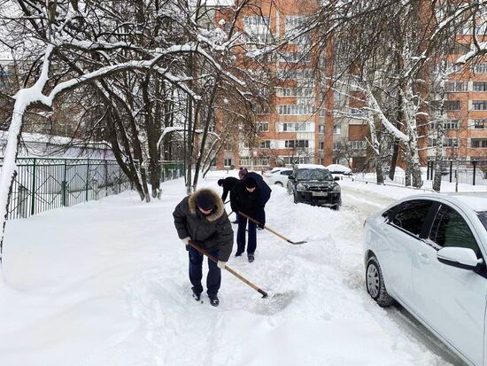 Уборка снега чиновниками в Пензе