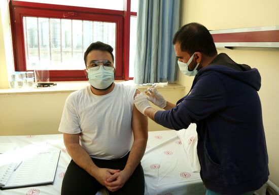 В Турции началась вакцинация от коронавируса