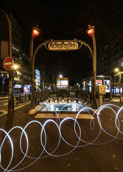 Огни карантинного Парижа