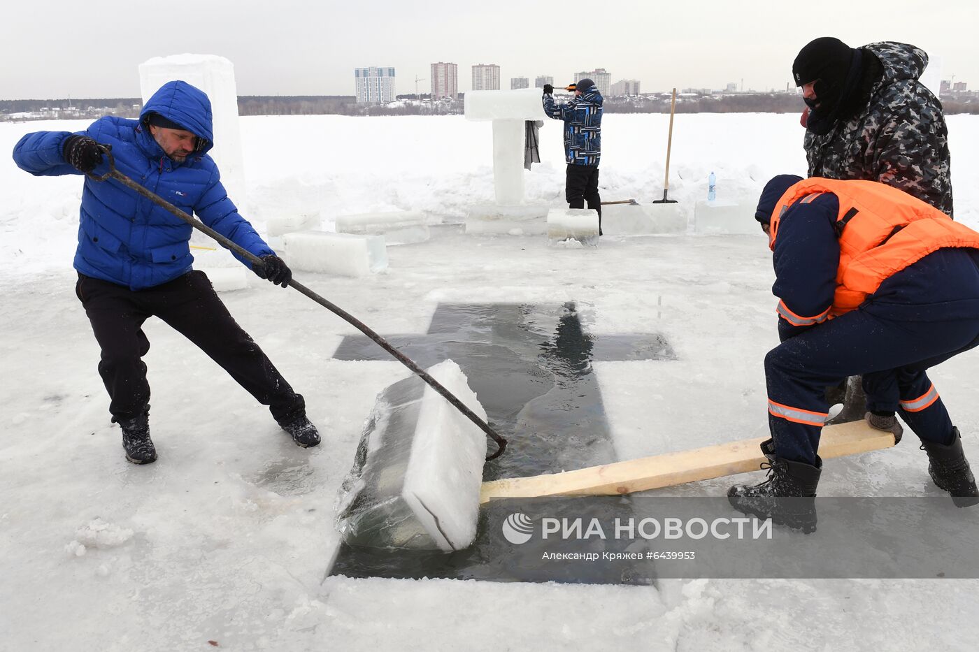 Подготовка крещенских купелей в регионах России