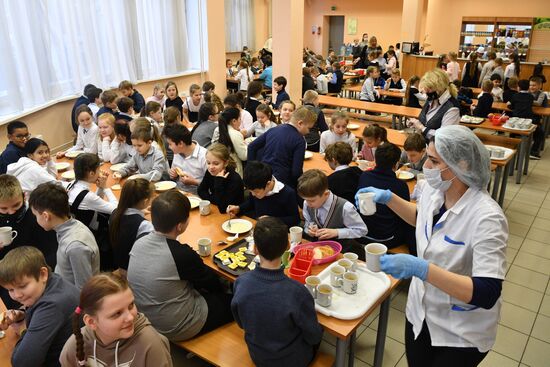 Возвращение московских школьников к обучению в обычном режиме