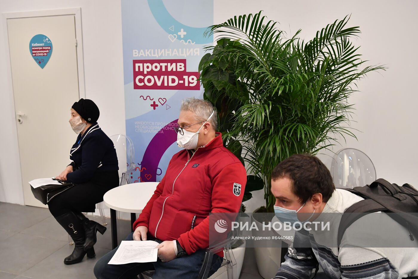 Открытие пункта вакцинации от COVID-19 в ГУМе