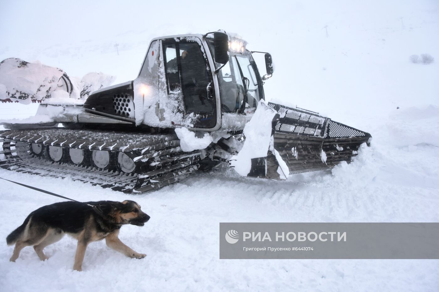 Сход лавины на Домбае