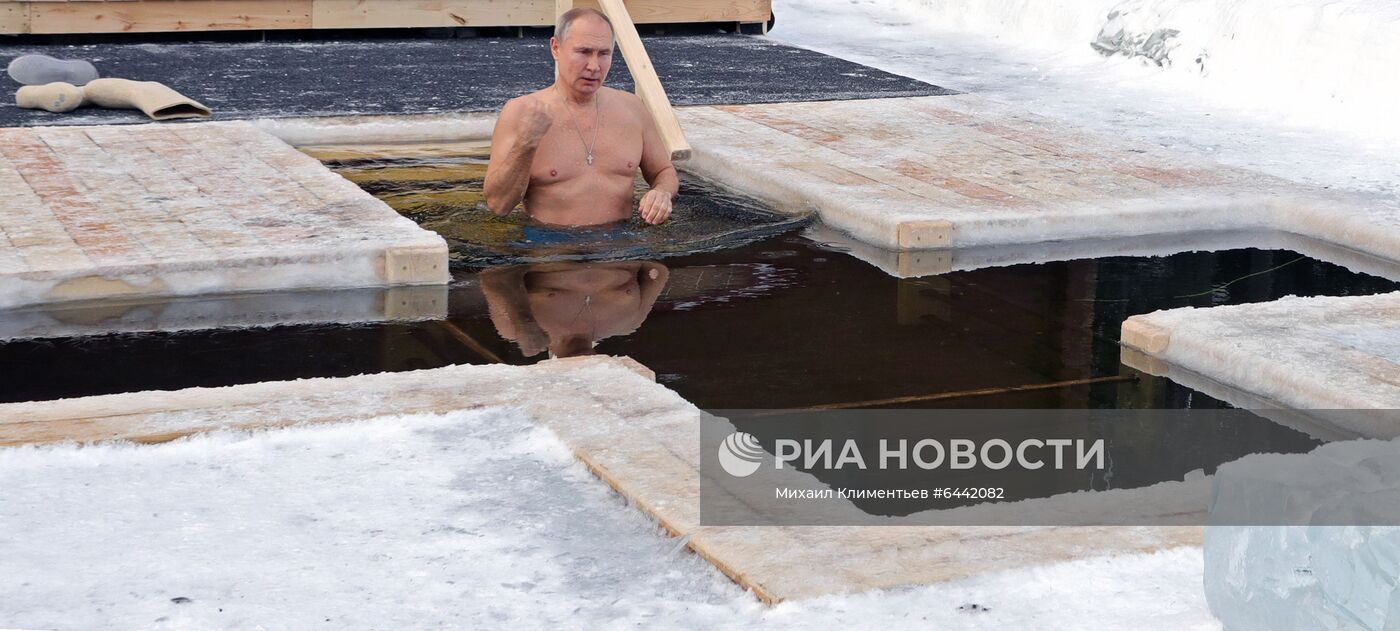 Президент РФ В. Путин принял участие в крещенских купаниях