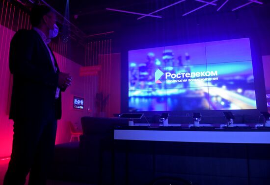 Открытие первого флагманского салона связи "Ростелекома" в Москве