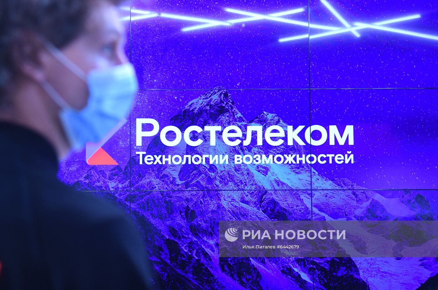 Открытие первого флагманского салона связи "Ростелекома" в Москве