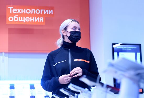Открытие первого флагманского салона связи "Ростелекома" в Москве