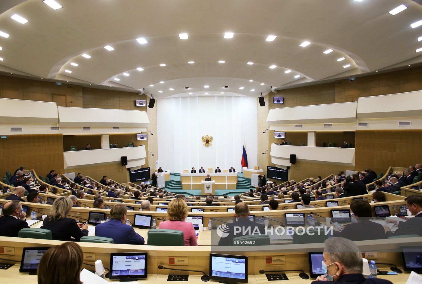 Первое пленарное заседание весенней сессии Совета Федерации РФ