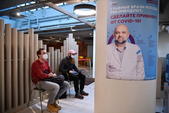Открытие пункта вакцинации от COVID-19 на территории фудмолла "Депо.Москва"