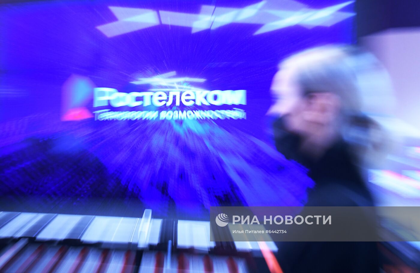 Открытие первого флагманского салона связи "Ростелекома" в Москве