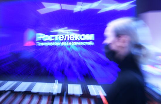 Открытие первого флагманского салона связи "Ростелекома" в Москве