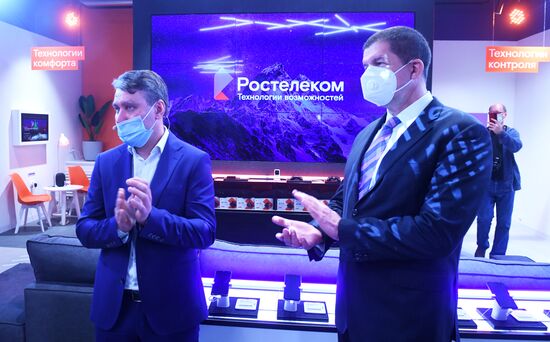 Открытие первого флагманского салона связи "Ростелекома" в Москве
