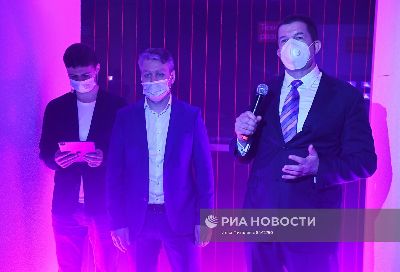 Открытие первого флагманского салона связи "Ростелекома" в Москве