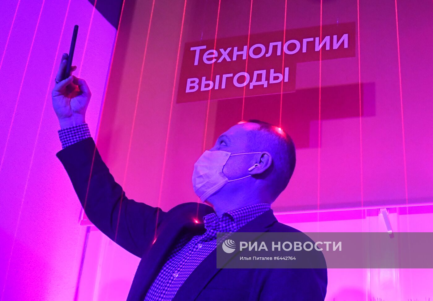 Открытие первого флагманского салона связи "Ростелекома" в Москве