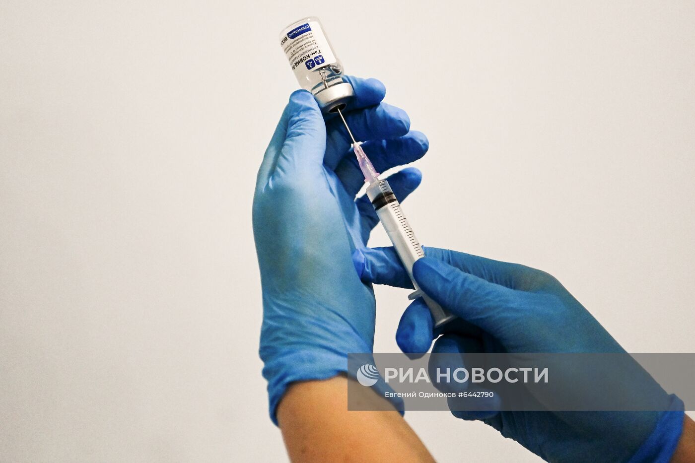 Открытие пункта вакцинации от COVID-19 в "Геликон-опере"