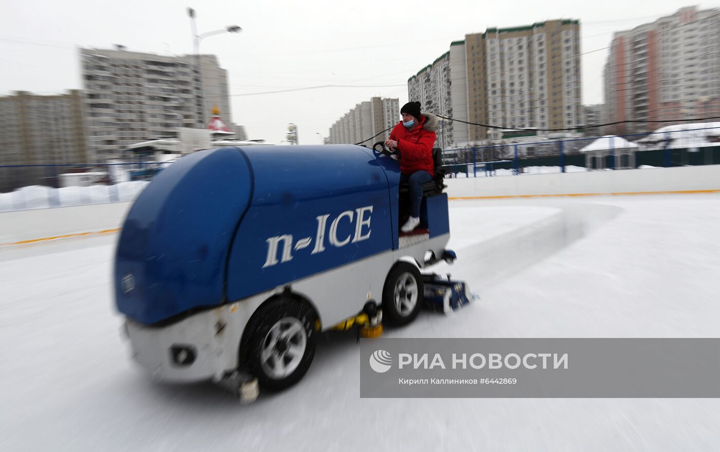 Работа ледовара на катке