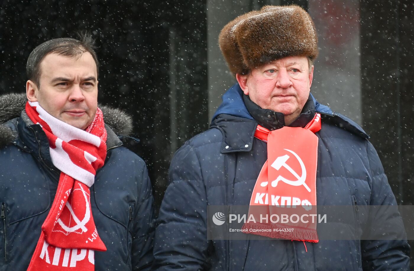 Возложение цветов к мавзолею В. И. Ленина на Красной площади