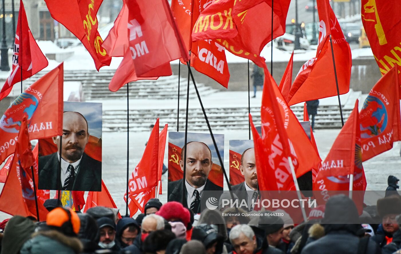 Возложение цветов к мавзолею В. И. Ленина на Красной площади