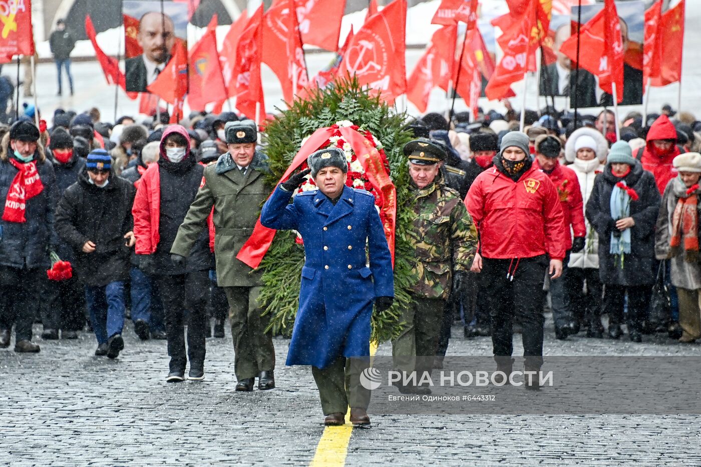 Возложение цветов к мавзолею В. И. Ленина на Красной площади